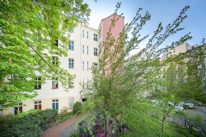 WBS 100 erforderlich. 3-Zimmer-Altbau an den Yorckbrücken — photo 1